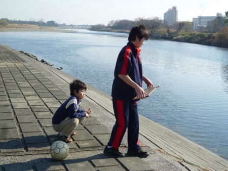 多摩川で遊ぶ兄弟